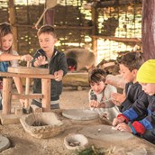 Ausflugsziel - Betreutes Kinder-/Jugendprogramm im Steinzeitdorf mit Korn mahlen, töpfern und Steine schleifen. - DER HELDENBERG 
