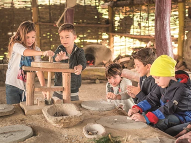 Ausflugsziel: Betreutes Kinder-/Jugendprogramm im Steinzeitdorf mit Korn mahlen, töpfern und Steine schleifen. - DER HELDENBERG