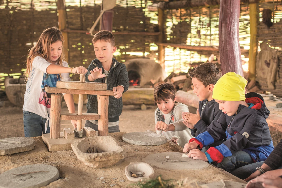 Ausflugsziel: Betreutes Kinder-/Jugendprogramm im Steinzeitdorf mit Korn mahlen, töpfern und Steine schleifen. - DER HELDENBERG