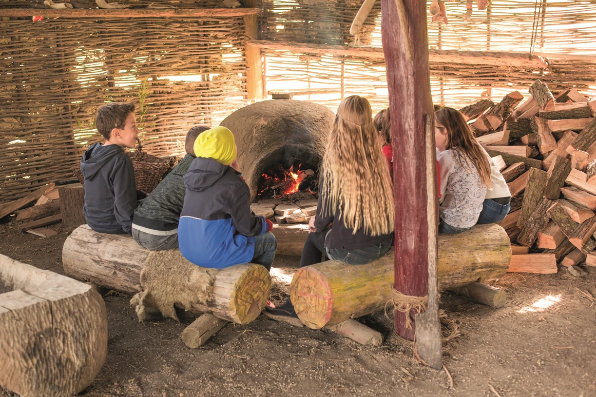 Ausflugsziel: Steinzeitdorf: Die eindrucksvolle Steinzeitsiedlung mit vielen Funden aus der Jungsteinzeit beinhaltet auch ein Kinderprogramm. An den „Wochenenden“ können sich die kleinen Besucher bei steinzeitlichen Tätigkeiten versuchen. Beim Töpfern, Steine Schleifen und Getreide Mahlen erleben die Kinder, wie die Menschen damals gelebt und gearbeitet haben. Wer möchte, kann auch beim Brot Backen zuschauen und das herrlich knuspriges Brot aus dem original steinzeitlichen Lehmofen probieren. - DER HELDENBERG
