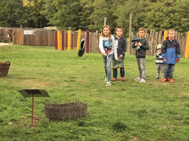 Ausflugsziel: Steinzeitdorf: Spiel und Spaß für die ganze Familie mit dem Heldenberg Geschicklichkeitsspielen.
Wer gewinnt den Kampf gegen das Mammut und Säbelzahntiger, wer wirft Hufeisen und Gummistiefel treffsicher? - DER HELDENBERG