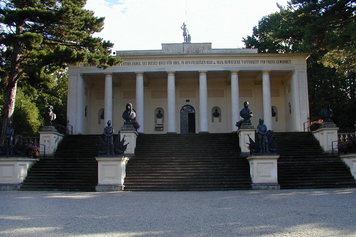 Ausflugsziel: Heldenberg - Radetzky Gedenkstätte: Der Rundgang beginnt mit einer multimedialen Einführung in die Zeit von Feldmarschall Graf Radetzky, diverse Ausstellungsstücke aus dieser Zeit ergänzen das geschichtliche Bild. Die gesamte Anlage besteht aus einem weitläufigen Park mit einer Säulenhalle („Invalidenhaus“), einem Obelisk, zwei Siegessäulen, um die die Statuen und Büsten von Maria-Theresia-Ordensrittern des italienischen und ungarischen Feldzuges gruppiert sind, sowie aus vielen weiteren Statuen und Büsten in der „Herrscherallee“, darunter eine lebensgroße Statue des jungen „Kaiser“ Franz Joseph I. Im Zentrum der Anlage steht eine Statue der Klio, die Muse der Geschichtsschreibung und davor ein Obelisk, unter dem sich die 1850 geweihte Gruft befindet, in der Feldmarschall Radetzky (1858), Maximilian Freiherr von Wimpffen (1854), Generalstabschef in der Schlacht von Aspern, und Pargfrider selbst (1863) bestattet sind. - DER HELDENBERG