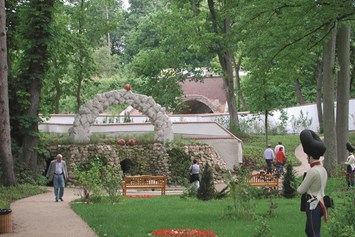 Ausflugsziel: Heldenberg - Englischer Garten: Um 1830 wurde zwischen Schloss Wetzdorf und dem Heldenberg der so genannte „Englische Garten“ angelegt. Die im Laufe der Zeit stark verwilderte Anlage wurde vor dem Verfall gerettet, mit Liebe zum Detail aufwändig restauriert und 2005 erstmals der Öffentlichkeit wieder präsentiert. Auf seinen verschlungenen Wegen lädt der englische Garten zu einem entspannenden Spaziergang ein. In der Vergangenheit fast der Wildnis preisgegeben ist er heute wieder im Originalzustand zu bewundern. - DER HELDENBERG 