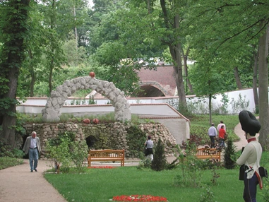 Ausflugsziel: Heldenberg - Englischer Garten: Um 1830 wurde zwischen Schloss Wetzdorf und dem Heldenberg der so genannte „Englische Garten“ angelegt. Die im Laufe der Zeit stark verwilderte Anlage wurde vor dem Verfall gerettet, mit Liebe zum Detail aufwändig restauriert und 2005 erstmals der Öffentlichkeit wieder präsentiert. Auf seinen verschlungenen Wegen lädt der englische Garten zu einem entspannenden Spaziergang ein. In der Vergangenheit fast der Wildnis preisgegeben ist er heute wieder im Originalzustand zu bewundern. - DER HELDENBERG