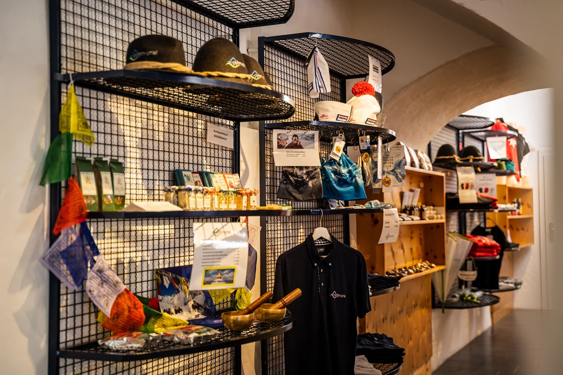 Ausflugsziel: Im Anschluss lädt unser Shop zum gemütlichen Stöbern ein. - Zwischen Himmel und Erde - Gerlinde Kaltenbrunner und die Welt der 8000er