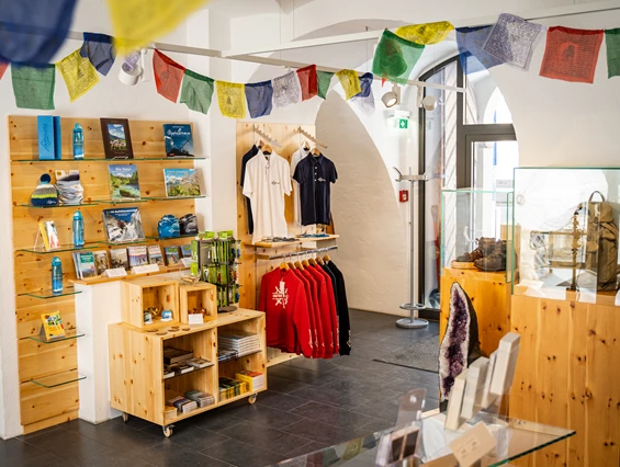 Ausflugsziel: In unserem Shop warten Souveniers aus der Region und zum Thema! - Zwischen Himmel und Erde - Gerlinde Kaltenbrunner und die Welt der 8000er