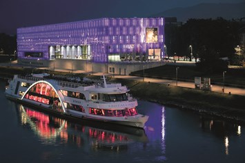 Ausflugsziel: Das Kristallschiff vor dem Kunstmuseum Lentos. - Donauschifffahrt Wurm & Noé
