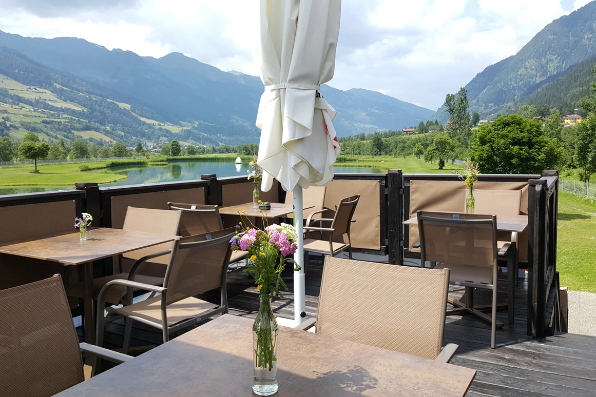 Ausflugsziel: Terrasse mit Seeblick - Gasteiner Badesee