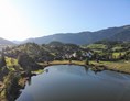 Ausflugsziel: Luftaufnahme mit Blick auf den Goldegger See, die Badeanstalt und das Schloss Goldegg. - Moorbadeanstalt