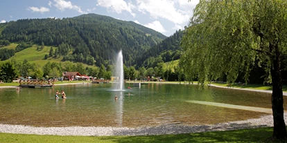 Voyage avec des enfants - Obertraun - Blick über den Badesee im Freizeitpark Pichl zum Freizeitstüberl - Freizeitpark Pichl