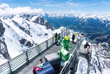 Ausflugsziel: Der Dachstein Sky Walk garantiert einzigartige Aus- und Tiefblicke. - Dachstein Seilbahn & Gletscher