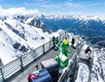 Ausflugsziel: Der Dachstein Sky Walk garantiert einzigartige Aus- und Tiefblicke. - Dachstein Seilbahn & Gletscher