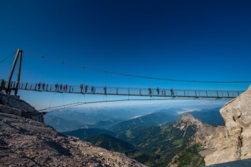 Ausflugsziel: Nervenkitzel mit Aussicht verspricht die höchstgelegene Hängebrücke Österreichs. - Dachstein Seilbahn & Gletscher