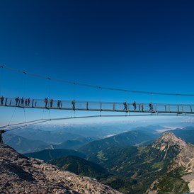 Ausflugsziel: Nervenkitzel mit Aussicht verspricht die höchstgelegene Hängebrücke Österreichs. - Dachstein Seilbahn & Gletscher
