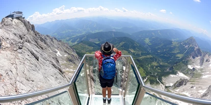 Viaggio con bambini - Irdning - Die Treppe ins Nichts führt dich über 14 schmale Stufen hinab auf ein Glaspodest in schwindelerregender Höhe. - Dachstein Seilbahn & Gletscher