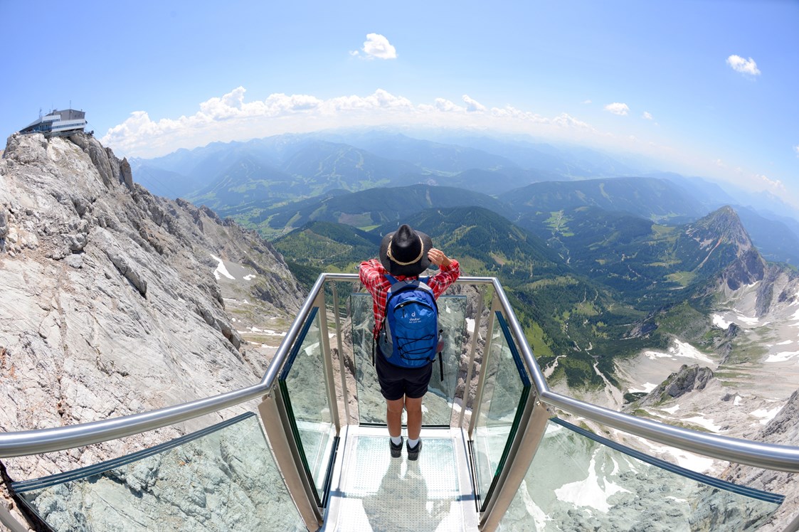 Ausflugsziel: Die Treppe ins Nichts führt dich über 14 schmale Stufen hinab auf ein Glaspodest in schwindelerregender Höhe. - Dachstein Seilbahn & Gletscher