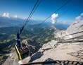 Ausflugsziel: Genieße die Auffahrt mit der Dachstein Gletscherbahn im Balkon der Gondel. - Dachstein Seilbahn & Gletscher