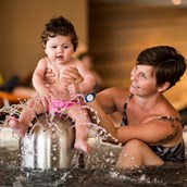 Ausflugsziel - Mutter mit Kind im Kleinkinderbereich - Aqualux Therme Fohnsdorf
