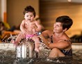 Ausflugsziel: Mutter mit Kind im Kleinkinderbereich - Aqualux Therme Fohnsdorf