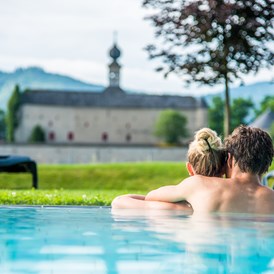 Ausflugsziel: Paar im Außenbecken mit Blick auf Schloss Gabelhofen  - Aqualux Therme Fohnsdorf