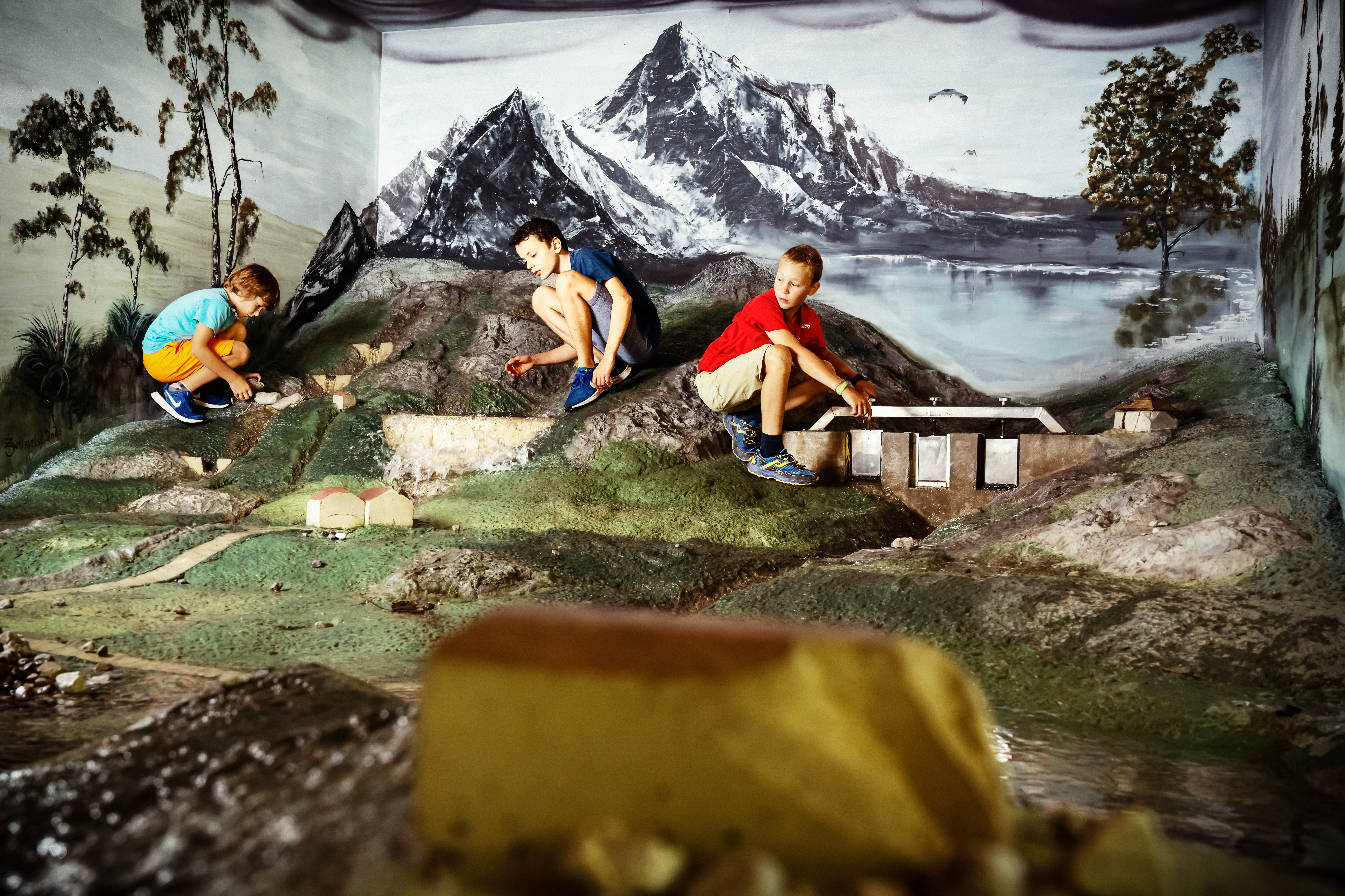 Ausflugsziel: Entdecke eine Welt voller Abenteuer und Spaß im Wasser- und Erlebnispark im Gesäuse! Hier, erwartet dich ein unvergessliches Erlebnis für die ganze Familie.
Stell dir vor, wie du in einem Boot den langen Kanal entlangfährst, die Staustufen überwindest und das Gefühl von Mini-Rafting genießt – ein Abenteuer, das sowohl aufregend als auch sicher ist, auch schon für die Kleinsten. An interaktiven Wasserstationen kannst du das Element Wasser mit allen Sinnen erforschen, es stauen, umleiten und seine Kraft spielerisch erleben.
Für kleine und große Abenteurer gibt es abwechslungsreiche Spielplätze, auf denen nach Herzenslust getobt und gelacht werden kann. Die Go-Kart-Bahn verspricht rasante Fahrten, während die Kletterspielplätze Mut und Geschicklichkeit herausfordert. Beim Goldwaschen kannst du dein Glück versuchen und sogar einen kleinen Schatz finden. Und wenn das Wetter einmal nicht mitspielt, laden überdachte Stationen und kreative Bastelangebote zum Verweilen ein. - Wassererlebnispark Im Gesäuse