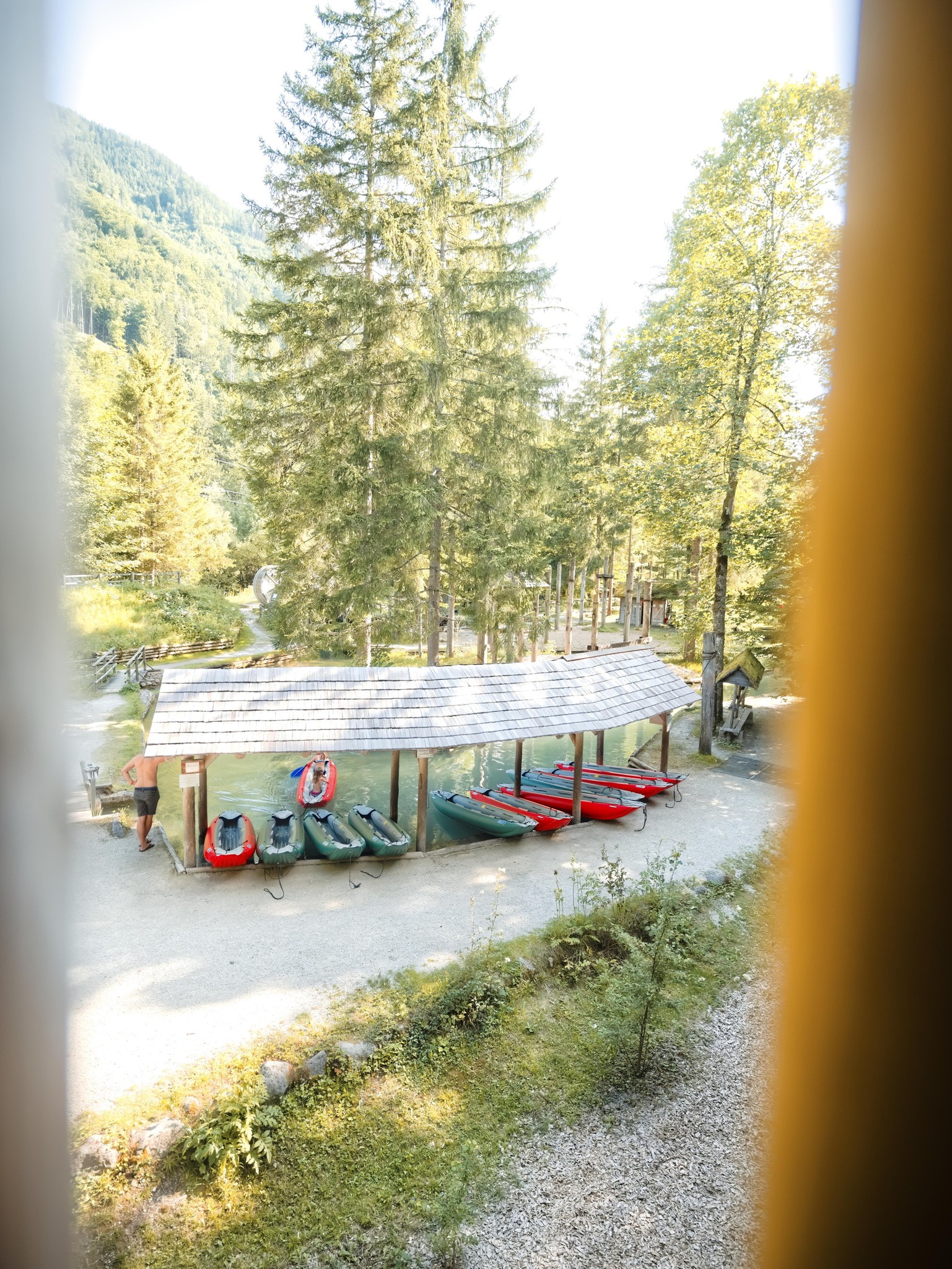 Ausflugsziel: Entdecke eine Welt voller Abenteuer und Spaß im Wasser- und Erlebnispark im Gesäuse! Hier, erwartet dich ein unvergessliches Erlebnis für die ganze Familie.
Stell dir vor, wie du in einem Boot den langen Kanal entlangfährst, die Staustufen überwindest und das Gefühl von Mini-Rafting genießt – ein Ab - Wassererlebnispark Im Gesäuse
