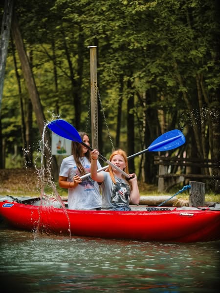 Ausflugsziel: Entdecke eine Welt voller Abenteuer und Spaß im Wasser- und Erlebnispark im Gesäuse! Hier, erwartet dich ein unvergessliches Erlebnis für die ganze Familie.
Stell dir vor, wie du in einem Boot den langen Kanal entlangfährst, die Staustufen überwindest und das Gefühl von Mini-Rafting genießt – ein Ab - Wassererlebnispark Im Gesäuse