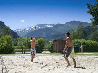 Ausflugsziel: 2 Volleyball-Plätze beim Erlebnisbadesee in Uttendorf/Weißsee - Erlebnisbadesee Uttendorf