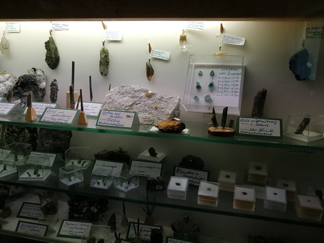 Ausflugsziel: Mineralien-Schmuck im Laden - Mineralienmuseum Nowak