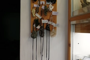 Ausflugsziel: selbst angefertigter Schmuck im Laden  - Mineralienmuseum Nowak
