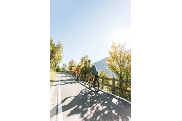 Ausflugsziel: Der Fahrradweg führt direkt an den Trauttmansdorffer Thronsesseln vorbei. - Trauttmansdorffer Thronsessel