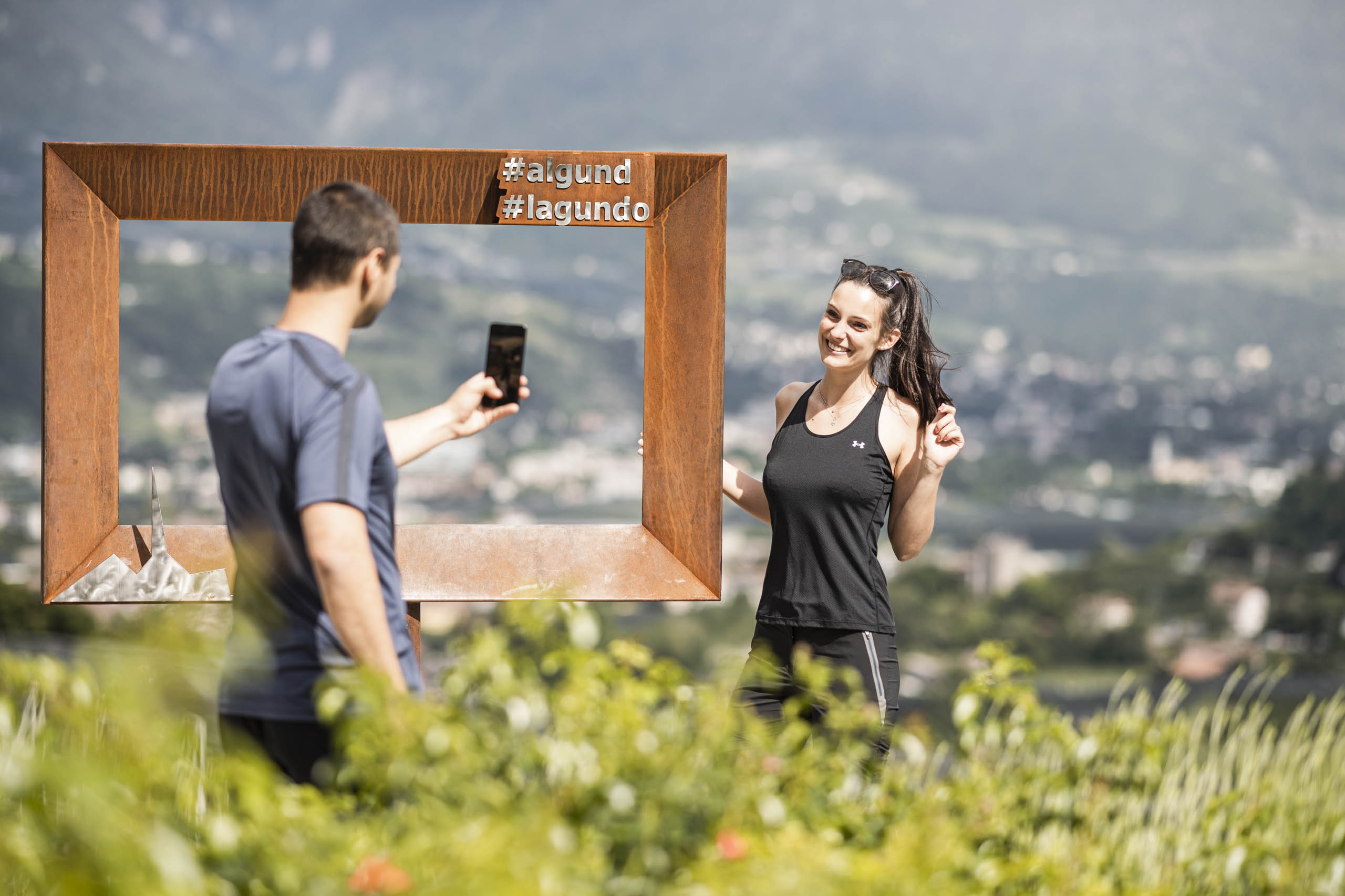 Ausflugsziel: Ein tolles und einmaliges Urlaubsfoto können Sie mit den tollen Fotorahmen von Algund machen. Bei den Trauttmansdorffer Thronsesseln steht einer der insgesamt 5 besonderen Fotopoints. - Trauttmansdorffer Thronsessel