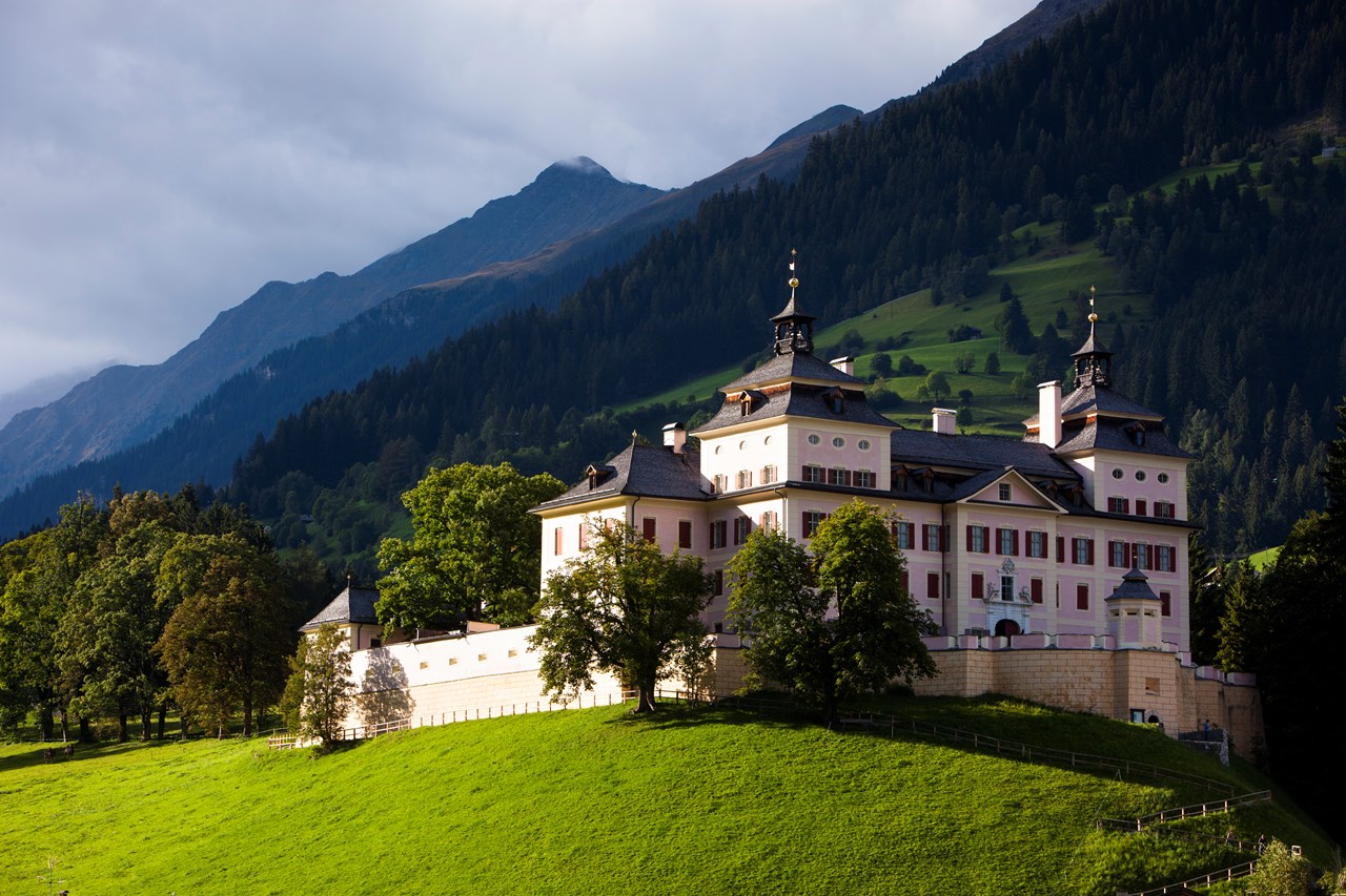 Familienwanderung zum Schloss Wolfsthurn in Mareit Highlights beim Ausflugsziel Schloss Wolfsthurn