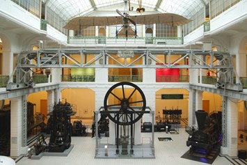 Ausflugsziel: Mittelhalle mit Etrich-Taube und Prick´schem Rad - Technisches Museum Wien