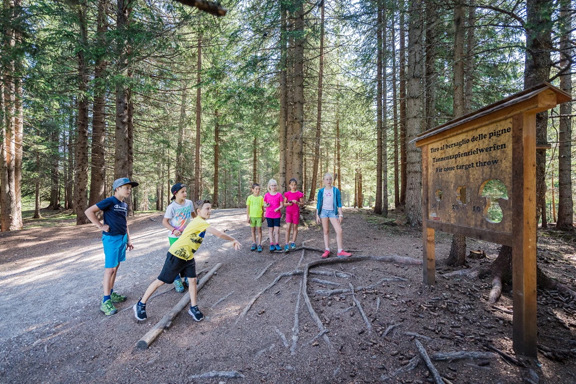 Ausflugsziel: Tannenzapfenzielwerfen
Tannenzapfen werfen ist ein außergewöhnliches Spiel für Spaziergänge. Wer wirft am Weitesten? Auf dem Waldboden wird mit einem Stöckchen eine Linie gezogen. Auf diese Linie stellen sich die Kinder. Dann greift sich das erste Kind einen Zapfen mit den Zehen und wirft ihn soweit es geht. - Naturerlebnisweg PanaRaida in Gröden/Val Gardena