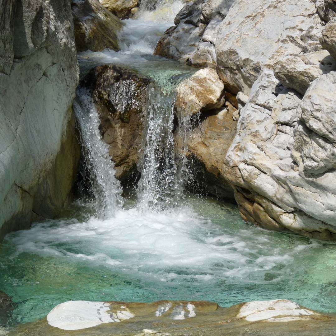 Viaggio con bambini - Grins - Symbolbild für Ausflugsziel Wanderung zur Etschquelle (Trentino-Südtirol). - Wanderung zur Etschquelle