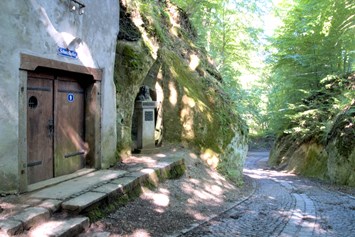 Ausflugsziel: Das Naturjuwel "Kellergröppe" mit zwei als Museum eingerichteten 50m langen Sandkellern. - Kellergröppe mit Biersandkellermuseum