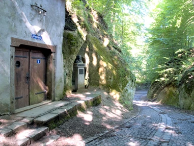 Ausflugsziel: Das Naturjuwel "Kellergröppe" mit zwei als Museum eingerichteten 50m langen Sandkellern. - Kellergröppe mit Biersandkellermuseum