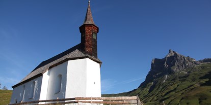 Ausflug mit Kindern - Parkplatz - Warth (Warth) - Simmel Kapelle im Sommer - Weltfriedenskreuz am Simmel