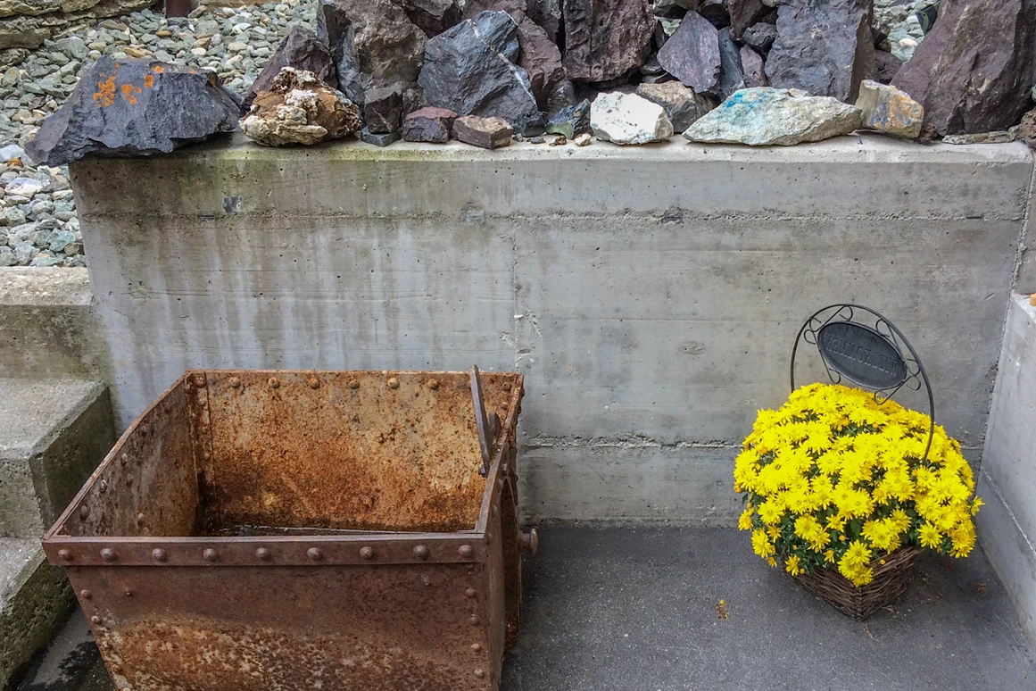 Ausflugsziel: Eingangsbereich Museum - Bergbaumuseum Innerferrera