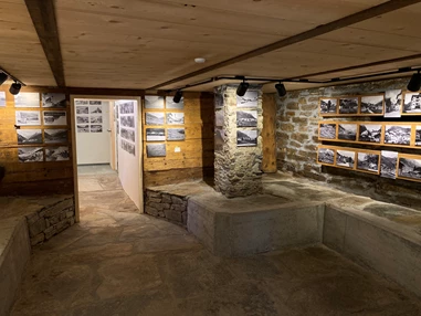 Ausflugsziel: Hinterrhein ist ein uraltes Passdorf. Unser Haus wurde dendrochronologisch auf das Baujahr 1374 n.Chr. datiert. Passend dazu sind in unserer Postkartengalerie antike Ortsansichten zu sehen. Man kann eintauchen in eine Welt, wie es sie heute nicht mehr gibt und Dorf und Region näher kennenlernen.
 - Postkartengalerie Hinterrhein