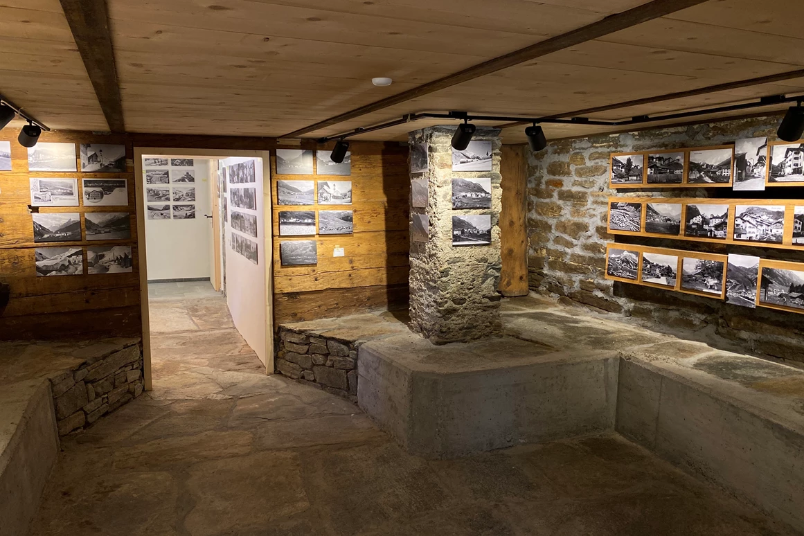 Ausflugsziel: Hinterrhein ist ein uraltes Passdorf. Unser Haus wurde dendrochronologisch auf das Baujahr 1374 n.Chr. datiert. Passend dazu sind in unserer Postkartengalerie antike Ortsansichten zu sehen. Man kann eintauchen in eine Welt, wie es sie heute nicht mehr gibt und Dorf und Region näher kennenlernen.
 - Postkartengalerie Hinterrhein