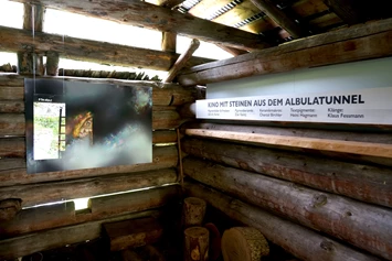 Ausflugsziel: Eine Installationsecke - Heinzenkapelle St. Antönien