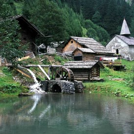 Ausflugsziel: Wasserrad in Sankt Martin - Walsersiedlung Sankt Martin im Calfeisental