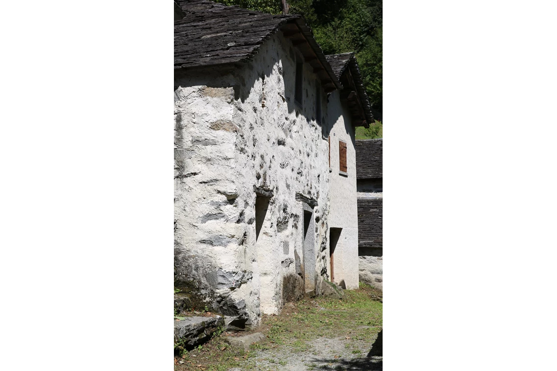 Ausflugsziel: Fassaden  - "Grotti" von Cama