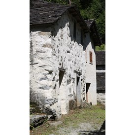 Ausflugsziel: Fassaden  - "Grotti" von Cama