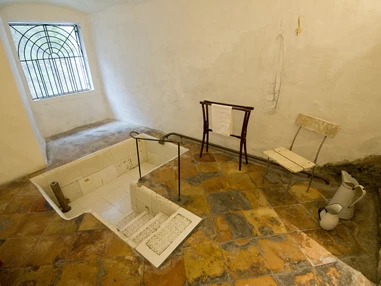 Ausflugsziel: Alte Wannenbäder. So wurde bis 1969 im ältesten Barockbad der Schweiz im 36,5 Grad warmen Heilwasser gebadet. - Altes Bad Pfäfers