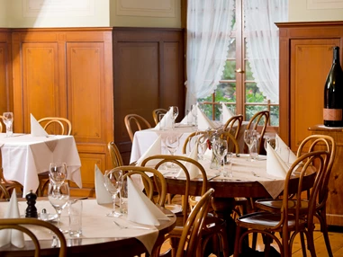 Ausflugsziel: Restaurant. Heutiger Betrieb. Gastgeber: Patrick Zettel und Team. - Altes Bad Pfäfers