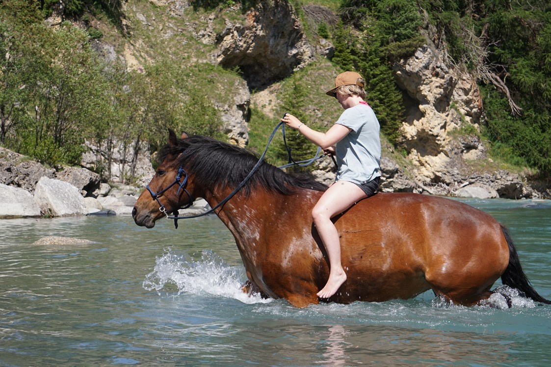 Ausflugsziel: Baden im Fluss zu Pferd an einem heissen Sommertag - Stalla Chapella / Bogenparcours Engadin