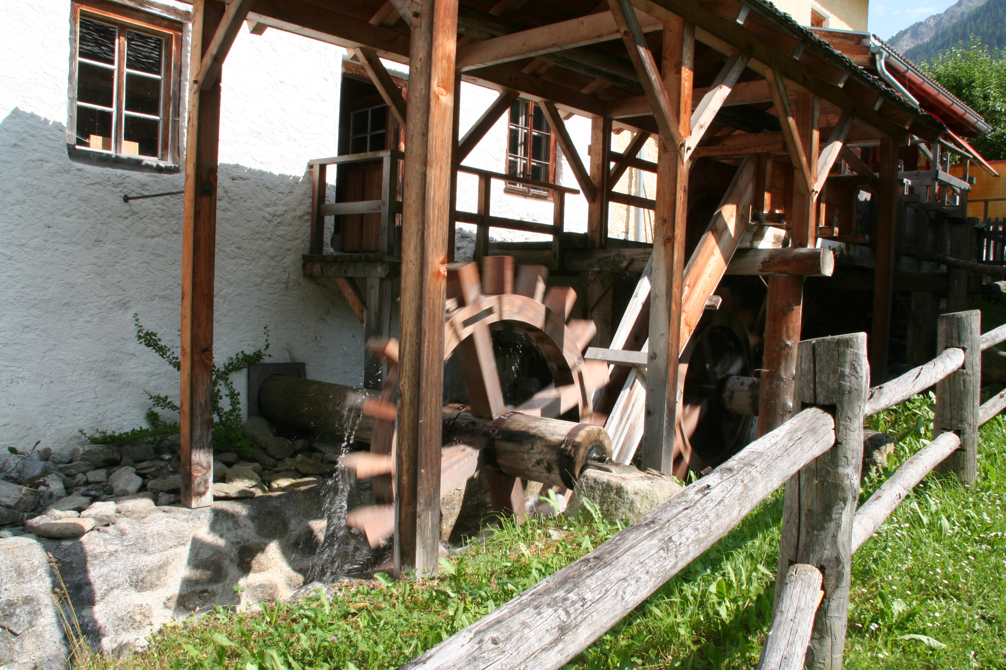 Viaggio con bambini - Parkmöglichkeiten - Guarda - Das Mühlrad ist ein tiefschlächtiges Strauberrad, weil das Wasser durch den Kanal unter das Rad schiesst. - Muglin Mall
